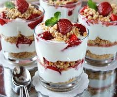 Dâu tây tươi kèm pho mát: Nếu đang thèm một món ăn thanh mát, bạn hãy thử đổi mới những quả dâu tây tươi bằng cách thêm hương vị của pho mát và bột bánh. Điều đó không chỉ giúp bạn giảm nhiệt trong người mà còn rất có lợi cho đường tiêu hóa. Ảnh: Internet