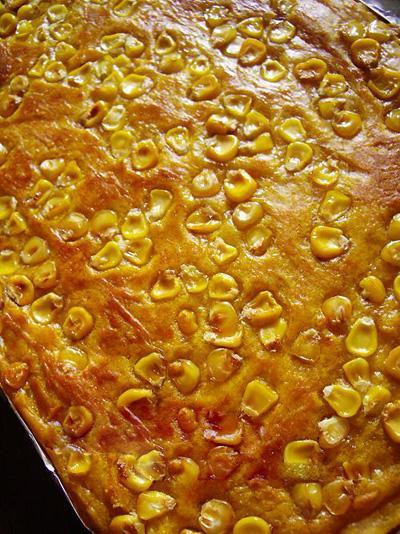 Bánh bí đỏ ngô non: Bánh bí đỏ vàng óng, điểm xuyết những hạt ngô non thơm ngọt, cắn miếng bánh thấy dẻo dai ngầy ngậy ngon tuyệt. Ảnh: amthuc365