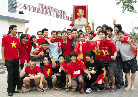 Du học sinh Việt Nam tại Indonexia trước khi vào sân cổ vũ đội tuyển bóng đã U23 Việt Nam tại Seagame 26 (Ảnh Giadinhnet) Du học sinh Việt Nam tại Indonexia trước khi vào sân cổ vũ đội tuyển bóng đã U23 Việt Nam tại Seagame 26 (Ảnh Giadinhnet)