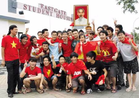 Du học sinh Việt Nam tại Indonexia trước khi vào sân cổ vũ đội tuyển bóng đã U23 Việt Nam tại Seagame 26 (Ảnh Giadinhnet)