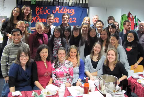 Du học sinh Việt Nam tại Đức chụp ảnh lưu niệm cùng các bạn sinh viên Đức nhân dịp đón năm mới Nhâm Thìn. (Ảnh Tuổi trẻ)