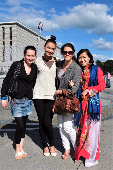 Bạn Phạm Thị Phương Thúy chụp ảnh cùng các bạn sinh viên Pháp với trang phục áo dài truyền thống