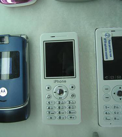 Thêm một chiếc iPhone kiểu "lạ" có phím bấm. Thêm một chiếc iPhone kiểu "lạ" có phím bấm.