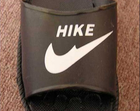 Hai phiên bản kiểu Trung Quốc của nhãn hàng thời trang nổi tiếng Nike. Hai phiên bản kiểu Trung Quốc của nhãn hàng thời trang nổi tiếng Nike.