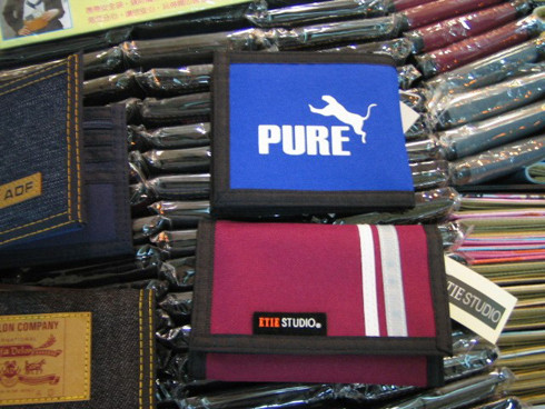 Khi nhập tịch vào Trung Quốc, nhãn hiệu PUMA cùng biểu tượng con báo nổi tiếng đã được "du di" thành đủ thứ tên na ná như FOUM, PMUA, PURE. Khi nhập tịch vào Trung Quốc, nhãn hiệu PUMA cùng biểu tượng con báo nổi tiếng đã được "du di" thành đủ thứ tên na ná như FOUM, PMUA, PURE.