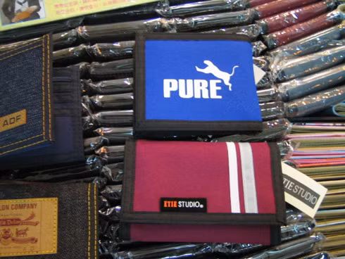 Khi nhập tịch vào Trung Quốc, nhãn hiệu PUMA cùng biểu tượng con báo nổi tiếng đã được "du di" thành đủ thứ tên na ná như FOUM, PMUA, PURE.