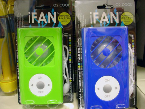 Một "phát minh" của công ty nhái Trung Quốc: quạt cá nhân dành cho tín đồ Apple. Một "phát minh" của công ty nhái Trung Quốc: quạt cá nhân dành cho tín đồ Apple.