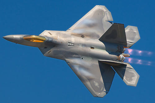 Máy bay chiến đấu F-22 Raptor: Đứng thứ hai trong bảng danh sách nhưng F-22 Raptor có giá thành rẻ hơn nhiều so với B-2 Spirit, với "chỉ' 350 triệu USD. F-22 Raptor được nhà sản xuất máy bay chiến đấu hàng đầu thế giới Lockheed Martin sản xuất và trang bị cho quân đội Mỹ. Với khả năng tiêm kích bắn hạ tên lửa hành trình của đối phương, bay ở khoảng cách dài với tốc độ siêu thanh và tránh hầu hết các loại radar dò tìm, F-22 Raptor thực sự đáng đồng tiền bát gạo. Máy bay chiến đấu F-22 Raptor: Đứng thứ hai trong bảng danh sách nhưng F-22 Raptor có giá thành rẻ hơn nhiều so với B-2 Spirit, với "chỉ' 350 triệu USD. F-22 Raptor được nhà sản xuất máy bay chiến đấu hàng đầu thế giới Lockheed Martin sản xuất và trang bị cho quân đội Mỹ. Với khả năng tiêm kích bắn hạ tên lửa hành trình của đối phương, bay ở khoảng cách dài với tốc độ siêu thanh và tránh hầu hết các loại radar dò tìm, F-22 Raptor thực sự đáng đồng tiền bát gạo.