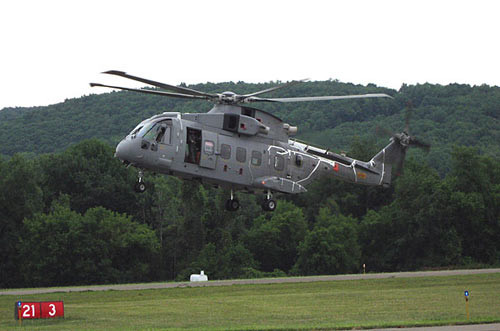 Trực thăng VH-71 Kestrel: VH-71 Kestrel là loại trực thăng thuộc dự án công nghệ cao, nhằm thay thế đội ngũ trực thăng già nua đang phục vụ việc đi lại của tổng thống Mỹ. Với thiết kế thông minh và chạy nhanh gấp rưỡi so với loại trực thăng cũ, nó sẽ là sự thay thế hoàn hảo để đáp ứng nhu cầu đi lại của đương kim tổng thống Barack Obama và những đời tổng thống sau này. VH-71 Kestrel được chế tạo với chi phí 241 triệu USD. Trực thăng VH-71 Kestrel: VH-71 Kestrel là loại trực thăng thuộc dự án công nghệ cao, nhằm thay thế đội ngũ trực thăng già nua đang phục vụ việc đi lại của tổng thống Mỹ. Với thiết kế thông minh và chạy nhanh gấp rưỡi so với loại trực thăng cũ, nó sẽ là sự thay thế hoàn hảo để đáp ứng nhu cầu đi lại của đương kim tổng thống Barack Obama và những đời tổng thống sau này. VH-71 Kestrel được chế tạo với chi phí 241 triệu USD.