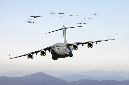 Máy bay vận tải C17A Globemaster III: Với chi phí 328 triệu USD, C17A Globemaster III là loại máy bay vận tải quân sự đa nhiệm của quân đội Mỹ, được sử dụng để chuyển quân tới vùng chiến sự, thực hiện sơ tán và thả lính dù. Được trang bị 4 động cơ phản lực tương đương với sức mạnh của động cơ máy bay chở khách Boeing 757, C17A Globemaster III có thể thực hiện việc thả 102 lính dù cùng lúc. Ngoài ra, C17A Globemaster III cũng được sử dụng để vận chuyển các loại phương tiện chiến tranh trong đó có xe bọc thép, xe vận tải.... Máy bay vận tải C17A Globemaster III: Với chi phí 328 triệu USD, C17A Globemaster III là loại máy bay vận tải quân sự đa nhiệm của quân đội Mỹ, được sử dụng để chuyển quân tới vùng chiến sự, thực hiện sơ tán và thả lính dù. Được trang bị 4 động cơ phản lực tương đương với sức mạnh của động cơ máy bay chở khách Boeing 757, C17A Globemaster III có thể thực hiện việc thả 102 lính dù cùng lúc. Ngoài ra, C17A Globemaster III cũng được sử dụng để vận chuyển các loại phương tiện chiến tranh trong đó có xe bọc thép, xe vận tải....