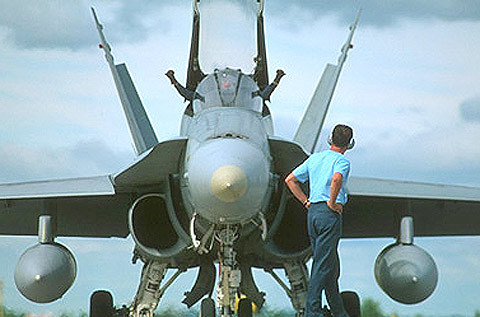 F/A-18 Hornet: Được biên chế lần đầu trong những năm 1980, F/A-18 Hornet là máy bay chiến đấu hai động cơ làm nhiệm vụ tấn công đầu tiên của quân đội Mỹ. Nó có khả năng tiêu diệt các mục tiêu trên không cũng như dưới mặt đất nhờ hệ thống vũ khí chuyên dụng. Với giá thành 94 triệu USD, F/A-18 Hornet đang được không quân nhiều quốc gia sở hữu. F/A-18 Hornet: Được biên chế lần đầu trong những năm 1980, F/A-18 Hornet là máy bay chiến đấu hai động cơ làm nhiệm vụ tấn công đầu tiên của quân đội Mỹ. Nó có khả năng tiêu diệt các mục tiêu trên không cũng như dưới mặt đất nhờ hệ thống vũ khí chuyên dụng. Với giá thành 94 triệu USD, F/A-18 Hornet đang được không quân nhiều quốc gia sở hữu.