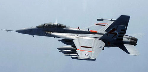 Máy bay chiến đấu EA-18G Growler Những máy bay quân sự đắt giá nhất hành tinh Với giá thành 102 triệu USD, EA-18G Growler là phiên bản thu gọn của máy bay chiến đấu F/A-18. Tuy nhiên, được bổ xung các thiết bị điện tử hiện đại giúp EA-18G Growler không chỉ có khả năng chống bị phát hiện mà nó còn có thể phá hủy hệ thống radar của đối phương trong quá trình bay và gây nhiễu thông tin liên lạc của địch. EA-18F Growler hiện đang được Hải quân Mỹ sử dụng. Máy bay chiến đấu EA-18G Growler Những máy bay quân sự đắt giá nhất hành tinh Với giá thành 102 triệu USD, EA-18G Growler là phiên bản thu gọn của máy bay chiến đấu F/A-18. Tuy nhiên, được bổ xung các thiết bị điện tử hiện đại giúp EA-18G Growler không chỉ có khả năng chống bị phát hiện mà nó còn có thể phá hủy hệ thống radar của đối phương trong quá trình bay và gây nhiễu thông tin liên lạc của địch. EA-18F Growler hiện đang được Hải quân Mỹ sử dụng.