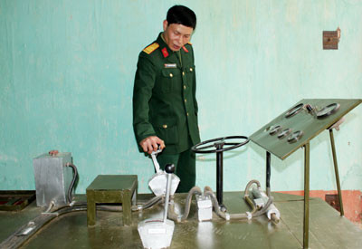 Thiếu tá Nguyễn Văn Lượng giới thiệu về Sáng kiến trợ lực tay lái xe ĐM2 và xe 60PB.