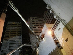 Tìm kiếm người bị nạn sau vụ cháy. (Nguồn: AP) Tìm kiếm người bị nạn sau vụ cháy. (Nguồn: AP)