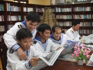 Chiến sỹ trên đảo Trường Sa đọc sách báo tại thư viện. (Ảnh: Hoàng Tùng/TTXVN) Chiến sỹ trên đảo Trường Sa đọc sách báo tại thư viện. (Ảnh: Hoàng Tùng/TTXVN)