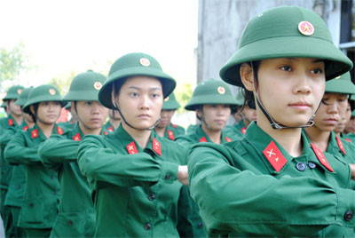 Nữ chiến sĩ miền Đông trên bãi tập. Nữ chiến sĩ miền Đông trên bãi tập.