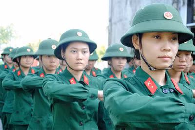 Nữ chiến sĩ miền Đông trên bãi tập. Nữ chiến sĩ miền Đông trên bãi tập.