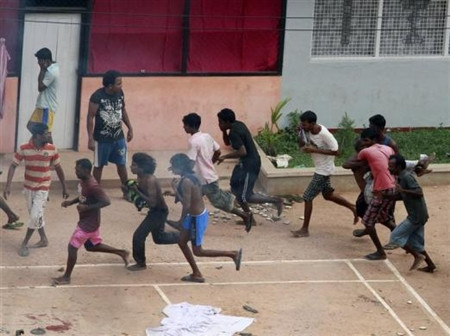 Những tù nhân thuộc nhà tù Welikada tại Colombia, Sri Lanka đang chạy khỏi một vụ tấn công khí ga diễn ra ngay bên trong nhà tù. Những tù nhân thuộc nhà tù Welikada tại Colombia, Sri Lanka đang chạy khỏi một vụ tấn công khí ga diễn ra ngay bên trong nhà tù.