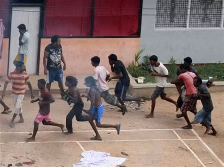 Những tù nhân thuộc nhà tù Welikada tại Colombia, Sri Lanka đang chạy khỏi một vụ tấn công khí ga diễn ra ngay bên trong nhà tù.