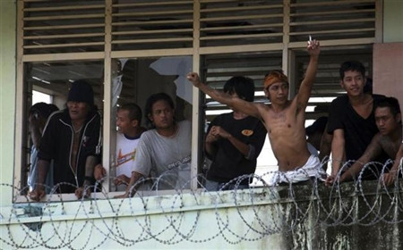 Hình ảnh tù nhân Kerobokan tại nhà tù Denpasar, Indonesia đứng từ trong tường rào thép gai nhìn ra. Hình ảnh tù nhân Kerobokan tại nhà tù Denpasar, Indonesia đứng từ trong tường rào thép gai nhìn ra.
