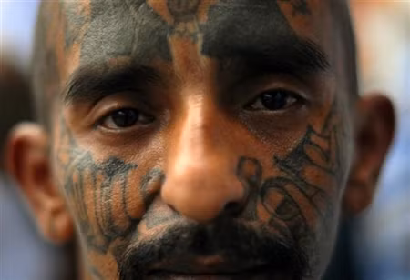 Một thành viên của nhà tù Ciudad Barrios, El Salvador bắt giam vào ngày 26-3-2012. Khuôn mặt của tù nhân này đầy hình xăm.