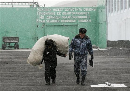 Một cảnh vệ của nhà tù Siberian, thành phố Krasnoyarsk, Nga cùng một nữ tù nhân đang vác bao tải lương thực tới nhà giam. Một cảnh vệ của nhà tù Siberian, thành phố Krasnoyarsk, Nga cùng một nữ tù nhân đang vác bao tải lương thực tới nhà giam.