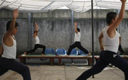 Luyện tập Yoga trong một nhà tù Mexico. Luyện tập Yoga trong một nhà tù Mexico.