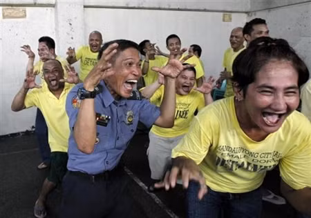 Giây phút vui đùa của trong nhà tù Metro Manila, Philippines. Trong ảnh, cả cảnh sát cùng tù nhân đều rất vui vẻ với nhau.