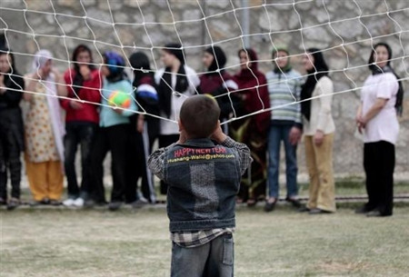 Hình ảnh đứa bé nhìn theo những người phụ nữ bị giam trong nhà tù Kabul, Afghanistan. Hình ảnh đứa bé nhìn theo những người phụ nữ bị giam trong nhà tù Kabul, Afghanistan.