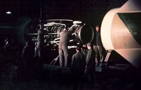 Sự trớ trêu bi thảm của lịch sử ở chỗ các tên lửa đạn đạo đầu tiên trên thế giới lại do những tù nhân làm ra. Trong số 2.000 tù nhân của Dora gần một nửa đã không sống sót đến ngày được giải thoát.