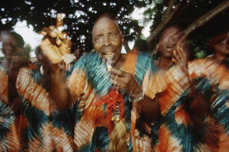 Hội chứng co rút bộ phận sinh dục (GRS): Người bị triệu chứng kỳ quặc này thường mất tinh thần vì sợ hãi, khi cơ quan sinh dục bên ngoài bị co hoặc rút lại vào trong cơ thể đến mức hoàn toàn bị biến mất. GRS là một nỗi ám ảnh lớn trong nhiều nền văn hóa, và người bị bệnh thường không được chữa trị y tế đầy đủ. Ở một số khu vực kém văn minh, nguyên nhân của căn bệnh này thường được quy cho tà thuật, các phù thủy, pháp sư gây ra. Hội chứng co rút bộ phận sinh dục (GRS): Người bị triệu chứng kỳ quặc này thường mất tinh thần vì sợ hãi, khi cơ quan sinh dục bên ngoài bị co hoặc rút lại vào trong cơ thể đến mức hoàn toàn bị biến mất. GRS là một nỗi ám ảnh lớn trong nhiều nền văn hóa, và người bị bệnh thường không được chữa trị y tế đầy đủ. Ở một số khu vực kém văn minh, nguyên nhân của căn bệnh này thường được quy cho tà thuật, các phù thủy, pháp sư gây ra.