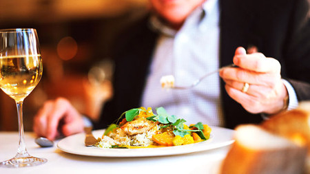 Hội chứng tham ăn: Đúng như tên gọi của hội chứng này, người bệnh bỗng trở nên có niềm đam mê với các loại thực phẩm mà trước đó họ không thích ăn. Đó là một tình trạng hiếm hoi mà đôi khi đã xảy ra ở những người bị thương tích thùy trán bên phải. Tổn thương này khiến não nảy sinh mối quan tâm mãnh liệt với đồ ăn. Hội chứng tham ăn này được coi là “lành tính”, không có hại, nhưng có vẻ nó khá đau đớn với các khoản chi tiêu. Hội chứng tham ăn: Đúng như tên gọi của hội chứng này, người bệnh bỗng trở nên có niềm đam mê với các loại thực phẩm mà trước đó họ không thích ăn. Đó là một tình trạng hiếm hoi mà đôi khi đã xảy ra ở những người bị thương tích thùy trán bên phải. Tổn thương này khiến não nảy sinh mối quan tâm mãnh liệt với đồ ăn. Hội chứng tham ăn này được coi là “lành tính”, không có hại, nhưng có vẻ nó khá đau đớn với các khoản chi tiêu.