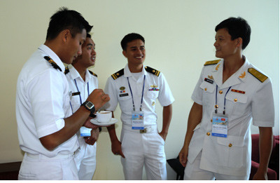 Sĩ quan trẻ trao đổi thông tin