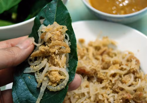 Cẩn trọng với các món nem từ thịt lợn chưa nấu chín. Ảnh minh họa.