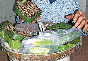 Xôi đường: Xôi đường là món quen thuộc trong các ngày giỗ, tết ở miền Trung... Nguyên liệu nấu xôi đường gồm nếp, đậu đen, đường bát... Sau khi nấu xong, mang hỗn hợp này cho vào cái khuôn bằng gỗ có lót lá chuối để ép lại cho chặt, sau đó rắc mè, đậu phụng rang lên trên bề mặt của xôi đường cho đẹp và hấp dẫn. Món xôi đường màu sắc tuy không đẹp nhưng có vị bùi của đậu, vị ngọt thanh của đường bát. Xem thêm: Những món cháo ngon/ Những món ăn từ côn trùng