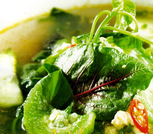 Gọi là canh rau tập tàng vì nó tập hợp đủ thứ rau hái trong vườn từ rau dền, mồng tơi, rau sam, rau diệu, bồ ngót, lá ớt non, lá khổ qua kể cả trái khổ qua còn non, trái bắp vừa nhú còn thơm mùi sữa, trái mướp vừa hái trên giàn.... Xem thêm: Những món cháo ngon/ Những món ăn từ côn trùng