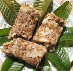 Món tré: Món tré bây giờ là món ăn dân dã, nhưng xưa kia vốn là món cung đình, vương phủ, rồi từ cung đình vương phủ mà ra dân gian. Đây là món ăn nổi tiếng xứ Huế, món ăn này có rất nhiều tác dụng cho sức khỏe con người khi sử dụng đặc biệt là cung cấp chất đạm đối với cơ thể. Xem thêm: Những món cháo ngon/ Những món ăn từ côn trùng