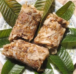 Món tré: Món tré bây giờ là món ăn dân dã, nhưng xưa kia vốn là món cung đình, vương phủ, rồi từ cung đình vương phủ mà ra dân gian. Đây là món ăn nổi tiếng xứ Huế, món ăn này có rất nhiều tác dụng cho sức khỏe con người khi sử dụng đặc biệt là cung cấp chất đạm đối với cơ thể. Xem thêm: Những món cháo ngon/ Những món ăn từ côn trùng