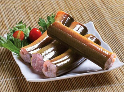 Thịt lươn có thành phần dinh dưỡng cao. Trong 100g thịt lươn gồm có 12,7g chất đạm, 25,6g chất béo tổng cộng (trong đó có 0,05g cholesterol) và 285 calo. Ngoài ra, thịt lươn còn chứa nhiều loại vitamin và chất khoáng như vitamin A, B1, B6 hay chứa chất sắt, natri, kali, calci. So với các loại như hến, tôm đồng, cua đồng, thịt lươn là loại thực phẩm có giá trị dinh dưỡng cao nhất. Vì thế, thịt lươn luôn được chọn lựa là thức ăn bồi bổ cho người bệnh, người già và trẻ nhỏ. Xem thêm: Những món cháo ngon/ Những món ăn từ côn trùng