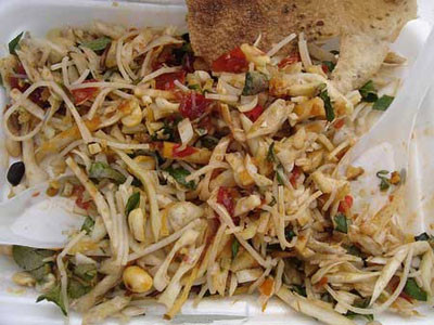 Là món ăn dân dã nên việc chế biến nó cũng không quá cầu kỳ. Mít non rửa sạch, gọt vỏ, thái lát mỏng, bỏ phần lõi bên trong đem ngâm với nước muối khoảng 5 phút rồi bỏ mít vào nồi luộc. Khi mít chín mềm, vớt ra để ráo nước và thái thành sợi nhỏ. Sau đó, phi hành mỡ cho thật thơm, vàng giòn rưới lên mít, đảo thật đều cho mít ngấm với chanh, muối, ớt cùng với húng, mùi tàu, lá mơ, quế và lạc rang giã nhỏ. Vậy là bạn đã có một món mít trộn thật thơm ngon. Xem thêm: Những món cháo ngon/ Những món ăn từ côn trùng