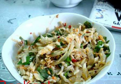 Mít trộn: Không chỉ là thức quả để ăn chơi, trái mít, đặc biệt là mít non còn được người dân Huế chế biến thành nhiều món ăn trong bữa cơm gia đình. Nào dùng xơ mít kho cá, mít non luộc ăn với rau húng chấm chanh ớt, mít non nấu canh tôm, thịt… Trong đó, ưa chuộng hơn cả đó là món mít trộn. Xem thêm: Những món cháo ngon/ Những món ăn từ côn trùng