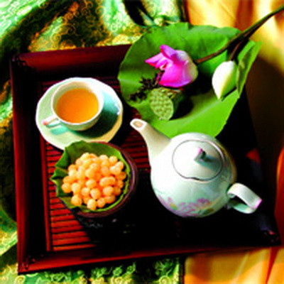 Hoa sen: Hoa sen không dùng để nấu ăn như các loại hoa khác nhưng tách ra từng phần và mỗi phần như nhụy sen, tim sen, ngó sen… đều có công dụng riêng. Nhụy sen giúp thông thận, cầm máu, tim sen giúp an thần, trị chứng cao huyết áp. Khi ăn hạt sen bạn nên giữ lại lớp lụa bọc bên ngoài vì chúng có tính mát, trị tiêu chảy. Hạt sen giúp bổ tì, bổ thận. Xem thêm: Những món cháo ngon/ Những món ăn từ côn trùng