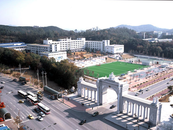 Chính vì chất lượng giảng dạy ở đây cực tốt cũng như danh tiếng thuộc hàng Top, nên chẳng lạ mấy khi các super star của Hàn Quốc như Changmin (DBSK), Bi Rain, KyuHyun (Super Junior), Yoon Eun Hye và hơn 30 ngôi sao khác đã từng theo học và tốt nghiệp tại ngôi trường Kyung Hee này. Ảnh: Toàn cảnh ngôi trường đại học danh tiếng Kyung Hee và phía sân vận động. Chính vì chất lượng giảng dạy ở đây cực tốt cũng như danh tiếng thuộc hàng Top, nên chẳng lạ mấy khi các super star của Hàn Quốc như Changmin (DBSK), Bi Rain, KyuHyun (Super Junior), Yoon Eun Hye và hơn 30 ngôi sao khác đã từng theo học và tốt nghiệp tại ngôi trường Kyung Hee này. Ảnh: Toàn cảnh ngôi trường đại học danh tiếng Kyung Hee và phía sân vận động.