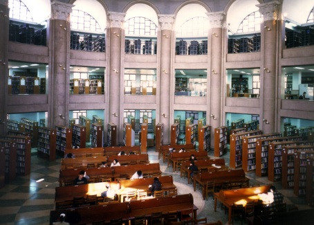 Thư viện với hơn nghìn đầu sách tha hồ cho các bạn sinh viên tra cứu. Thư viện với hơn nghìn đầu sách tha hồ cho các bạn sinh viên tra cứu.