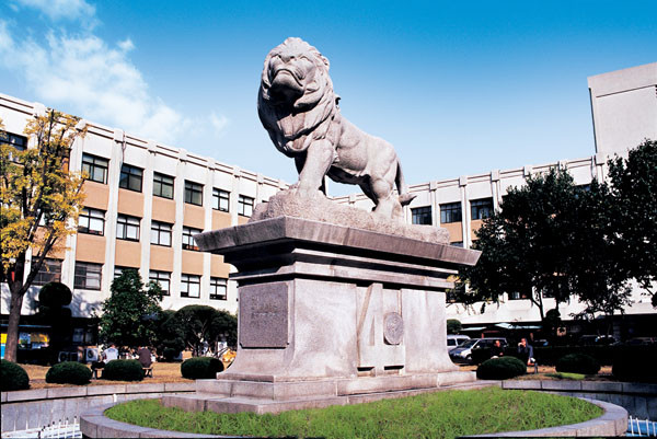 Những bức tượng phía bên ngoài trường. Những bức tượng phía bên ngoài trường.