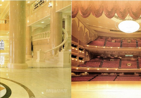 Đây chính là bên trong của nhà hát, nơi diễn ra các chương trình âm nhạc, giao lưu và cả ngày tốt nghiệp nữa. Đây chính là bên trong của nhà hát, nơi diễn ra các chương trình âm nhạc, giao lưu và cả ngày tốt nghiệp nữa.