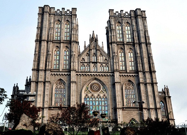 Bên ngoài nhà hát của trường trông khá giống nhà thờ nhỉ!? Bên ngoài nhà hát của trường trông khá giống nhà thờ nhỉ!?