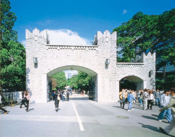 Đối với học sinh quốc tế, để được học tại Kyung Hee thì ngoài những điều kiện trên còn phải có được bằng tiếng Hàn cấp 5 thì mới đủ tiêu chuẩn để được duyệt. Chương trình học chiếm 70% là tiếng Hàn, dù có các chương trình tiếng Anh, nhưng giáo viên lẫn học sinh nơi đây đa số đều chuộng dùng tiếng Hàn Quốc cả trong học tập lẫn trong giao tiếp bình thường. Ảnh:Ngôi trường náo nhiệt học sinh vào mùa hạ. Đối với học sinh quốc tế, để được học tại Kyung Hee thì ngoài những điều kiện trên còn phải có được bằng tiếng Hàn cấp 5 thì mới đủ tiêu chuẩn để được duyệt. Chương trình học chiếm 70% là tiếng Hàn, dù có các chương trình tiếng Anh, nhưng giáo viên lẫn học sinh nơi đây đa số đều chuộng dùng tiếng Hàn Quốc cả trong học tập lẫn trong giao tiếp bình thường. Ảnh:Ngôi trường náo nhiệt học sinh vào mùa hạ.