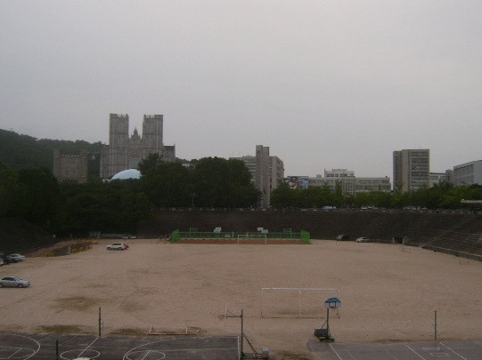 Sân vận động ngoài trời, nơi các bạn nam có thể chơi bóng chày và bóng đá. Sân vận động ngoài trời, nơi các bạn nam có thể chơi bóng chày và bóng đá.