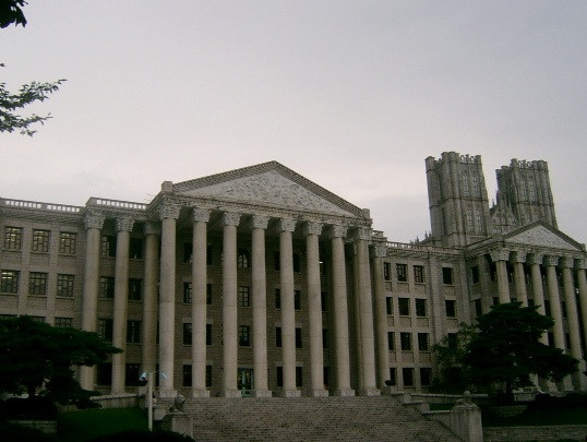 Khu nhà chính này chính là nơi đặt các văn phòng khoa, khu quản lý nhà trường. Khu nhà chính này chính là nơi đặt các văn phòng khoa, khu quản lý nhà trường.